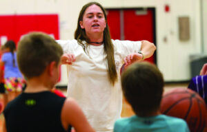 Ella Hartmann completa la temporada de baloncesto de primer año en UMHB
